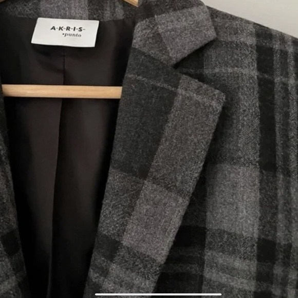 AKRIS Punto  Lovely, charcoal, plaid blazer. 100% wool.   Medium. - Picture 3 of 11